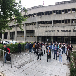 Minuto de silencio por Beriain y Fraile en la Facultad de Ciencias de la Información de la Universidad Complutense de Madrid.