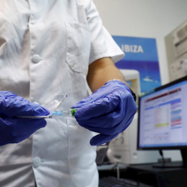 Una enfermera prepara una vacuna en un centro de salud del madrileño Barrio del Pilar.
