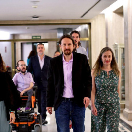 El secretario general de Podemos, Pablo Iglesias, acompañado de los diputados Ione Belarra, Victoria Rosell, Pablo Echenique y Alberto Rodríguez, antes de la última reunión con Pedro Sánchez / Daniel Gago - Podemos