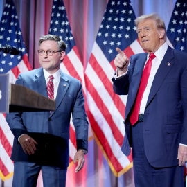 El presidente de la Cámara de Representantes de EEUU, Mike Johnson, da la bienvenida a Donald Trump, a 13 de noviembre de 2024 en Washington, DC.