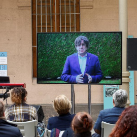 El expresidente de la Generalitat de Cataluña, Carles Puigdemont habla telemáticamente en un evento.