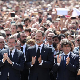 El rey y otras autoridades en la manifestación en Barcelona por los atentados / Reuters