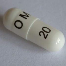 Una cápsula de omeprazol, fármaco contra la irritación por reflujo gástrico. Wikipedia