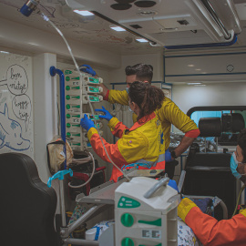 Una infermera, un tècnic en emergències sanitàries (TES) i un metge del SEM pediàtric, en una ambulància. Imatge publicada el 14 d'abril del 2021.