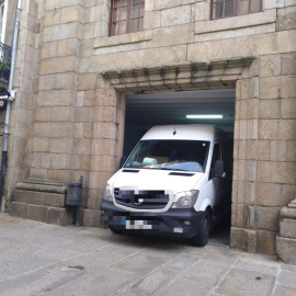 Furgoneta en la Casa Cornide (A Coruña).