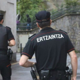 Dos agentes de la Ertzaintza. / EFE