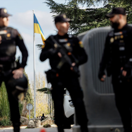 Varios agentes de Policía Nacional frente a la embajada de Ucrania tras ser acordonada, a 2 de diciembre de 2022, en Madrid (España)