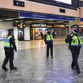 La nueva cepa en Reino Unido desencadena una cascada de restricciones de vuelo