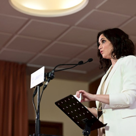 La presidenta de la Comunidad de Madrid y candidata del PP a la reelección, Isabel Díaz Ayuso, visita un colegio en Alcobendas este martes 27 de abril de 2021.