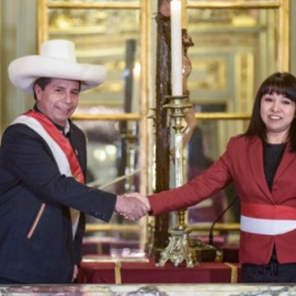 El presidente de Perú, Pedro Castillo, con la excongresista Mirtha Vásquez, tras su juramentación como primera ministra.