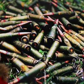 Dos niños miran una fotografía tomada en abril de 2022 en Bucha, durante la visita del ex primer ministro británico Boris Johnson a la Iglesia de San Andrés Apóstol en el Óblast de Kiev.