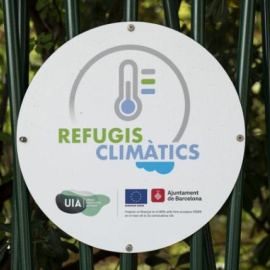 Un cartel que identifica una instalación de la red de refugios climáticos.