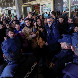 Agentes de la Policía ante los estudiantes que protestan a las puertas de la facultad de Ciencias de la Información de la Universidad Complutense de Madrid donde este martes la presidenta madrileña, Isabel Díaz Ayuso, recoge el premio como "alumna ilu