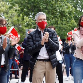 El ministro del Interior, Fernando Grande-Marlaska, junto a la ministra de Industria, Comercio y Turismo, Reyes Maroto (d), y la directora de la Guardia Civil, María Gámez, durante un acto de campaña del candidato socialista a las elecciones de la Comu