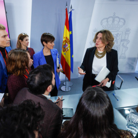 La portavoz del Gobierno, Isabel Rodriguez (c), y la vicepresidenta tercera y ministra de Transinción Ecológica, Teresa Ribera, conversan con periodistas tras la rueda de prensa posterior al Consejo de Ministros este martes en el Palacio de la Moncloa.