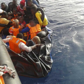 Migrantes de origen subsahariano rescatados por Salvamento Marítimo en una imagen de archivo.