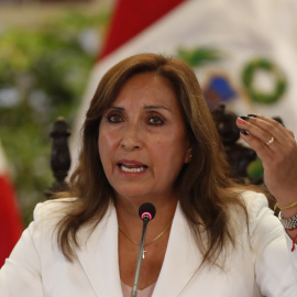 La presidenta del Perú, Dina Boluarte, habla durante una rueda de prensa en Lima, a 24 de enero de 2023.