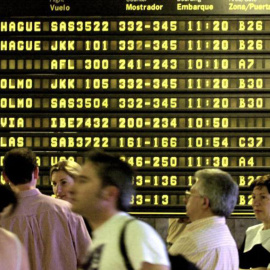 Un panel aeroportuario de llegadas y salidas.- EFE