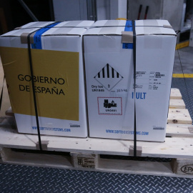 Caja en la que llegan las primeras dosis de la vacuna contra el COVID-19 a España, en Guadalajara.
