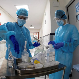 Dos sanitarios trabajando.