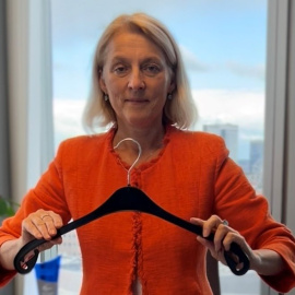 La vicepresidenta del Parlamento Europeo, Evelyn Regner, en una imagen que publicó en su Twitter para conmemorar el día internacional del aborto seguro.