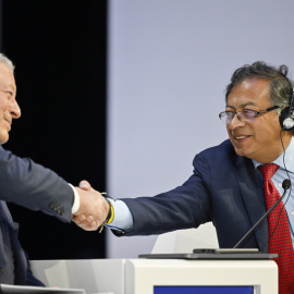 Al Gore (L), ex vicepresidente de los Estados Unidos, saluda a Gustavo Francisco Petro Urrego, presidente de Colombia.