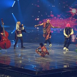 Los ucranianos Kalush Orchestra actúan en el Festival de Eurovisión 2022 en Turín.- Alessandro di Marco / EFE