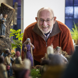 Miquel Cubero davant el pessebre de la seva parròquia.