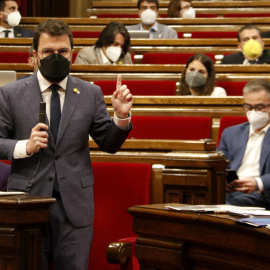 El president de la Generalitat, Pere Aragonès, amb un dit aixecat durant la sessió de control al Parlament el 2 de juny del 2021.