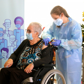 La primera vacunada a Catalunya, Josefa Pérez.