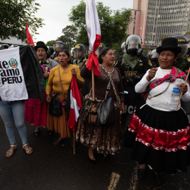 Manifestantes antigubernamentales gritan consignas y sostienen banderas durante una protesta que exige elecciones inmediatas, la renuncia del presidente Boluarte, la liberación del derrocado presidente Castillo y justicia para los manifestantes muertos e