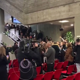 Ayuso es abucheada por los alumnos de la Universidad Complutense por su nombramiento como alumna ilustre