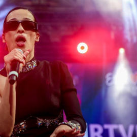 La cantante Chanel durante un concierto gratuito en la Plaza Mayor de Madrid, a 15 de mayo de 2022.- Ricardo Rubio / EP