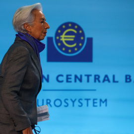 La presidenta del BCE, Christine Lagarde, a su llegada a la rueda de prensa posterior a la reunión del Consejo de Gobierno de la entidad, en su sede en Fráncfort. REUTERS/Wolfgang Rattay