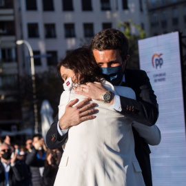 El presidente del PP, Pablo Casado, y la candidata a la reelección en las eleciones madrileñas, Isabel Díaz Ayuso, durante el acto de pegada de carteles del partido de cara a las elecciones madrileñas, a 17 de abril de 2021, en Madrid (España).