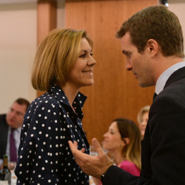 Pablo Casado habla con María Dolores de Cospedal en la cena del Grupo Parlamentario Popular.