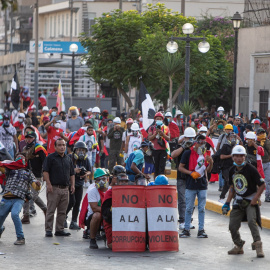 Miles de personas participan en protesta contra la presidenta peruana Dina Boluarte