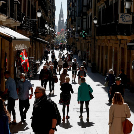 Vista de una calle de la Parte Vieja de San Sebastián este jueves.