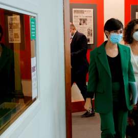 07/10/2021.- La ministra de Hacienda, María Jesús Montero (d), y la ministra de Política Territorial y portavoz del Gobierno, Isabel Rodríguez, llegan a la rueda de prensa posterior al Consejo de Ministros extraordinario, en el que se ha aprobado el p