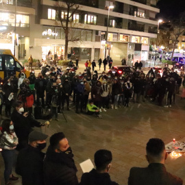 Concentració per denunciar la mort d'un jove marroquí davant de la Delegació de la Generalitat a Girona.