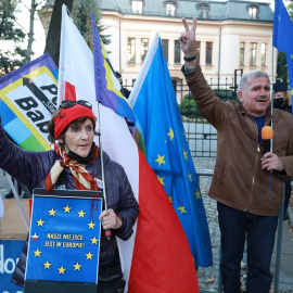 07/10/2021 Personas proeuropeas manifestándose frente a la sede del Tribunal Consitucional polaco.