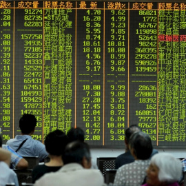 Inversores observan el panel de resultados de la Bolsa de Hangzhou (China). /REUTERS