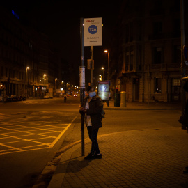 Una persona en la calle al inicio del toque de queda en Barcelona.