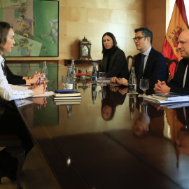 25/01/2023.- El ministro de la Presidencia, Relaciones con las Cortes y Memoria Democrática, Félix Bolaños (2d), y la portavoz del PP, Cuca Gamarra (i), durante la reunión mantenida para abordar la reforma del artículo 49 de la Constitución para eli