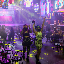 Dos chicas en la discoteca Uñas Chun Lee.