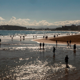 Decenas de personas pasean por la playa del Sardinero, en Santander.