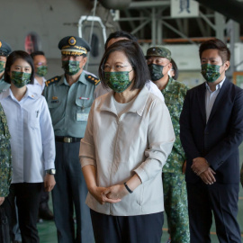 La presidenta de Taiwán, Tsai Ing-wen, visita a los pilotos de helicópteros que se preparan para las próximas celebraciones del Día Nacional, en una base aérea en Taipei, Taiwán, el 8 de octubre de 2021