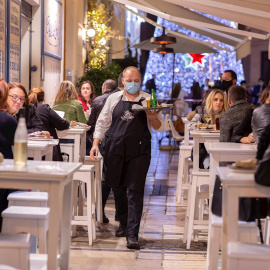 Varias personas en una terraza de Málaga el pasado viernes.