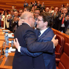 El nuevo presidente de la Castilla y León, Alfonso Fernández Mañueco, abraza al portavoz de Cs, Francisco Igea. / EFE