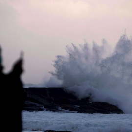 Las olas rompen con fuerza contra las rocas de la costa de la ciudad de La Coruña.